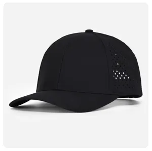 Nahaufnahme einer einfarbigen schwarzen Sport-Baseballkappe mit lasergeschnittenen Belüftungslöchern.