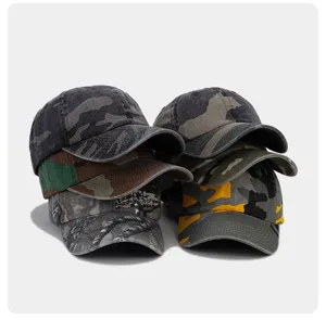 Detailansicht von gewaschenen Baumwoll-Camouflage-Baseballkappen mit verschiedenen Mustern.