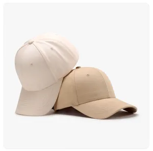 Nahaufnahme strukturierter Baumwoll-Baseballcaps in Beige und Khaki mit Belüftungslöchern.