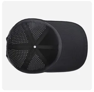 Detaillierte Innenansicht der schwarzen Baseballkappe mit Lasergelochtem Mesh und Nähten.