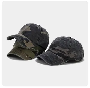 Detailansicht gewaschener Camouflage Baseballkappen mit strapazierfähiger Baumwollstruktur.