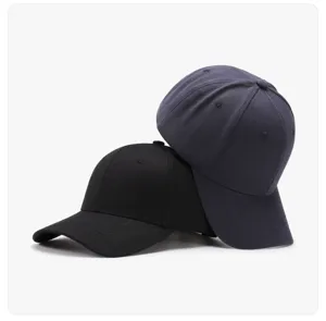 Detailansicht von Baumwoll-Baseballcaps in Schwarz und Marineblau, mit strukturierter Krempe.