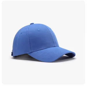 Detaillierte Seitenansicht einer einfarbigen blauen Baumwoll-Baseballkappe mit verstellbarem Riemen.