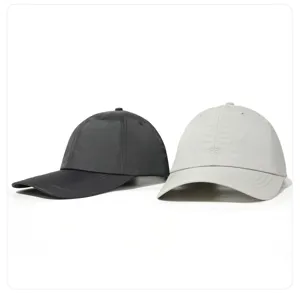 Detailaufnahme von leichten, schnelltrocknenden Soft-Top-Baseballkappen in zwei Farben.