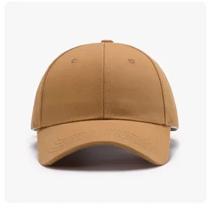 Strukturiertes Baumwoll Baseballcap Detail mit gebogenem Schirm und Belüftungsösen im Alltag.