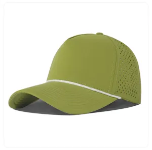 Detalle de gorra de béisbol de nailon verde oliva con malla láser y cordón blanco.