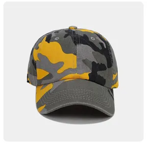 Nahaufnahme der grau-gelben Camouflage-Baseballkappe mit Details zum reinen Baumwollstoff.