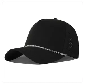 Gorra de béisbol negra de secado rápido con cordón trenzado y malla láser perforada.