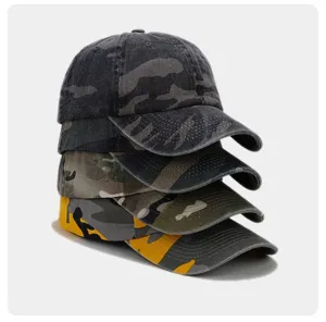 Detailansicht von gewaschenen Camouflage Baseballcaps, Vintage Baumwolle Taktikmützen gestapelt.