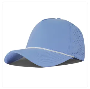 Detalle de gorra de béisbol de 5 paneles de nailon azul claro con malla láser y cuerda.