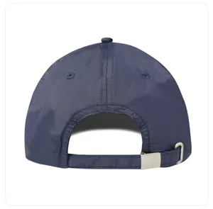 Dunkelblaue schnelltrocknende Baseballkappe Rückansicht Detail mit verstellbarem Metallschnallenriemen.