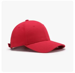 Rote klassische strukturierte Baumwoll-Baseballkappe mit verstellbarem Riemen fuer Sport.