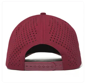 Gorra snapback transpirable perforada con láser en burdeos, gorra deportiva ajustable.