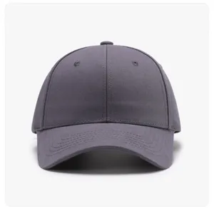 Graue Baumwolle Baseballcap Detail, feste Hard-Top-Struktur mit Belüftungslöchern u. Krempe.