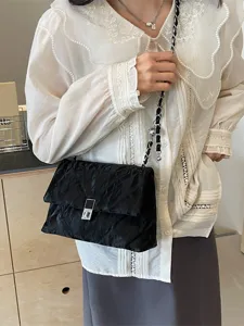 Schicke schwarze gesteppte Kettentasche für Damen, modische Umhängetasche mit weichem Design.