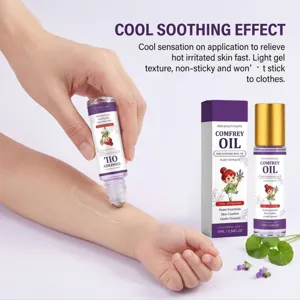 Vista dettagliata del roll-on all'olio di consolida sulla pelle, texture gel rinfrescante e 10ml.