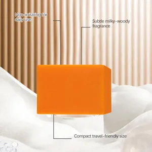 Gros plan de la savonnette orange texture douce et hydratante pour un usage quotidien.