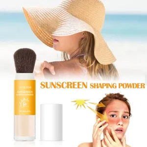 Détail de la poudre solaire avec protection SPF50+, texture fine et soin solaire quotidien.