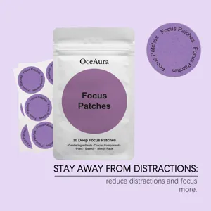 Primo piano dettagliato della confezione di patch OceAura e dei relativi adesivi viola.