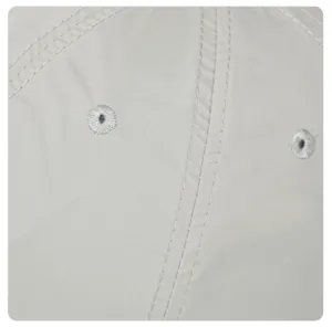 Detailansicht der hellgrauen Basecap Naehte und gestickten Oesen fuer Outdoor Sport.