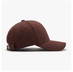 Detaillierte Seitenansicht einer braunen Baumwoll-Baseballkappe mit verstellbarem Riemen.