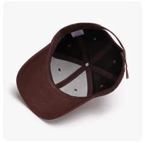 Detaillierte Ansicht der Innenstruktur einer braunen Baumwoll Baseball Cap mit Schirm.