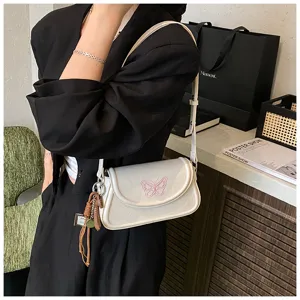 Sac à bandoulière blanc chic avec broderie de papillon rose pour un look élégant.