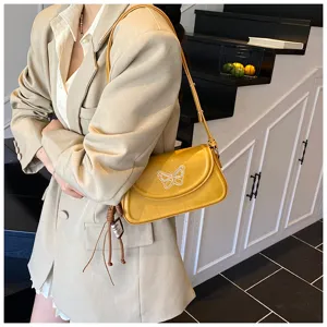 Sac à épaule jaune chic avec broderie de papillon, sac à main tendance en cuir pour femme.