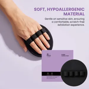 Gros plan sur l'éponge de bain exfoliante avec sangle pour un nettoyage corporel doux et efficace.