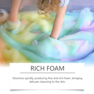 Detalle de espuma de baño colorida con burbujas muy ricas y una limpieza suave.