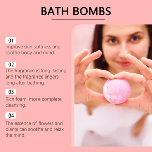 Detalle en primer plano de una bomba de baño perfumada rosa, espuma rica y cuidado botánico relajante.