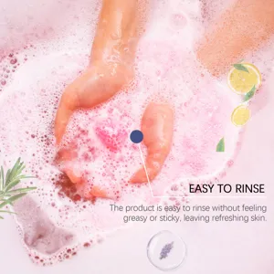 Vista detallada de la bomba de baño colorida en agua de espuma rosa con decoración.
