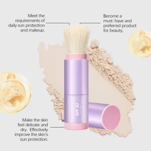 Pinceau poudre solaire avec poils doux intégrés pour une protection UV quotidienne et maquillage.