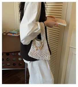 Zomerse hol geweven handtas voor dames, chique emmer tote bag met parelhangers stijlvol en mooi.