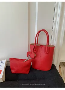 Kokkino dermatino tsanta seimer me mini pouch stylistiki cheirosanta gia gynaikes