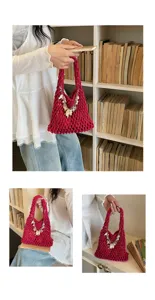 Gedetailleerd overzicht van de roze gehaakte tas met schelphanger, zomerse modetrend.