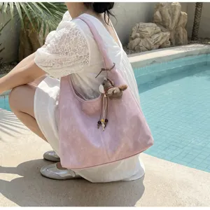 Sac à bandoulière décontracté de grande capacité pour femme, fourre-tout minimaliste avec charm.