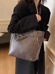 Borsa tote marrone scuro vintage da donna, elegante borsa a spalla capiente con dettagli unici.