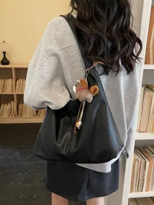 Sac à épaule noir tendance pour femme, grand format, cabas hobo souple et décontracté.