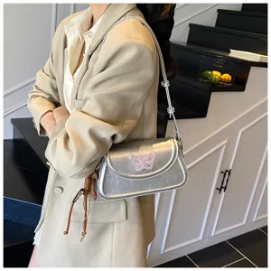 Sac porté épaule argenté métallisé pour femme avec jolie broderie papillon rose.