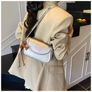Sac à bandoulière métallisé argenté avec broderie papillon rose et design tendance pour femme.
