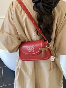 Sac à bandoulière en cuir rouge pour femme, broderie papillon chic et charm lettre tendance.