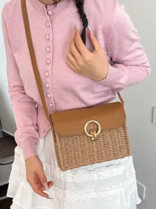 Woven straw cross-body bag for women, retro shoulder bag with leather flap and ring lock.