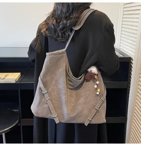 Vintage large-capacity tote bag for women, stylish autumn winter shoulder underarm bag for commute.