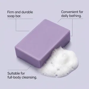 Detalle de la pastilla de jabón morada con textura sólida y espuma blanca rica en primer plano.