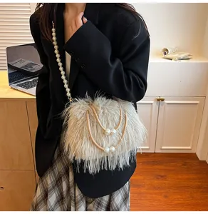 Flauschige Kunstfell Umhängetasche für Damen, elegante Winter Plüsch Handtasche mit Perlenriemen.