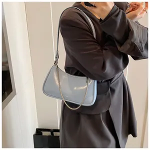 Bolso de hombro brillante azul claro para mujer, elegante bolso de cuero PU con cadena.