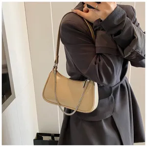 Bolso de hombro beige minimalista elegante para mujer, bolso de moda con cadena de metal.