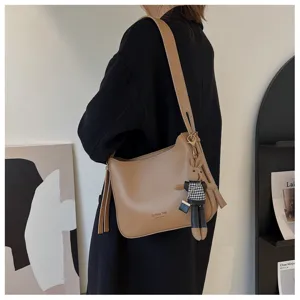 Retro dames schouder emmertas met brede band en schattige pluchepop hanger voor herfst.