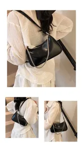 Bolso de hombro negro elegante para mujer bolso de axila con cadena de metal y diseño de cremallera.